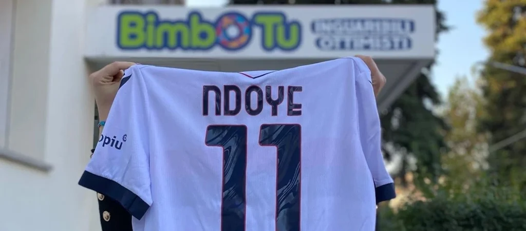 Una vittoria che continua fuori dal campo: 4 maglie del Bologna versione finale di Coppa Italia 2025 all'asta per aiutare Bimbo Tu