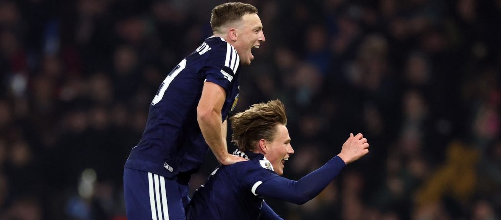 Ferguson e la sua Scozia volano al Mondiale: battuta e costretta ai playoff la Danimarca. Svizzera ok, gioia a distanza per Freuler