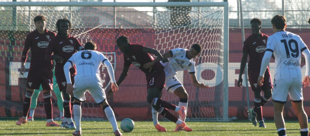 Pellini risponde ad Armanini, poi un gol in extremis dell'esordiente Lo Monaco regala un successo pesante al Bologna Primavera: 1-2 a Torino