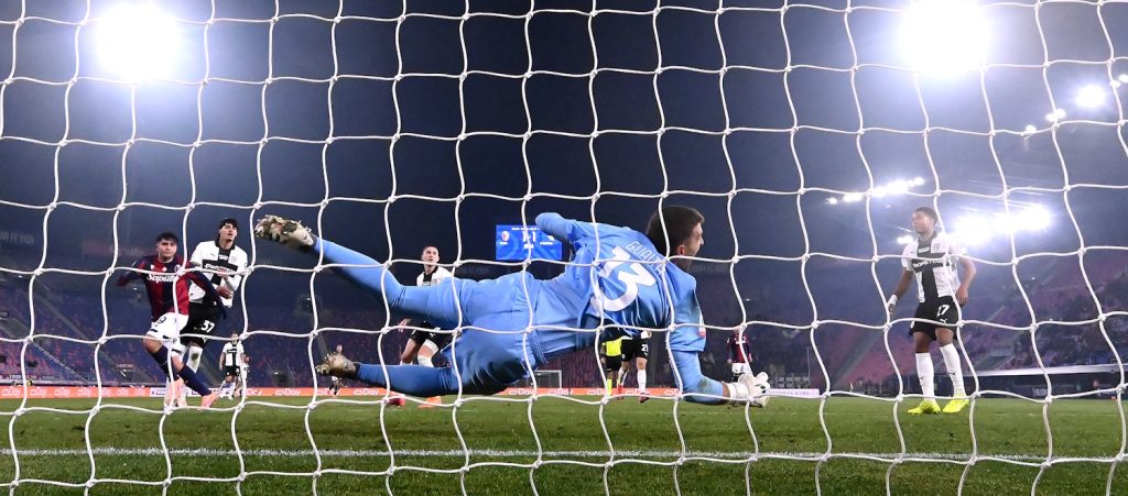 Castro evita i rigori in extremis: faticoso ma meritato 2-1 in rimonta al Parma e Bologna nei quarti di Coppa Italia, a segno anche Rowe