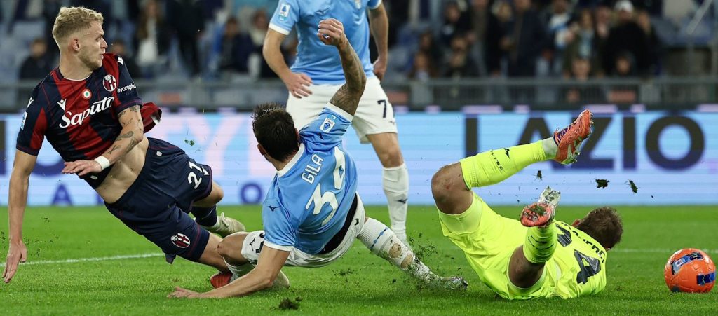 Botta e risposta danese tra Isaksen e Odgaard, poi Ravaglia ci mette i guantoni e il pareggio è fatto: Lazio-Bologna 1-1