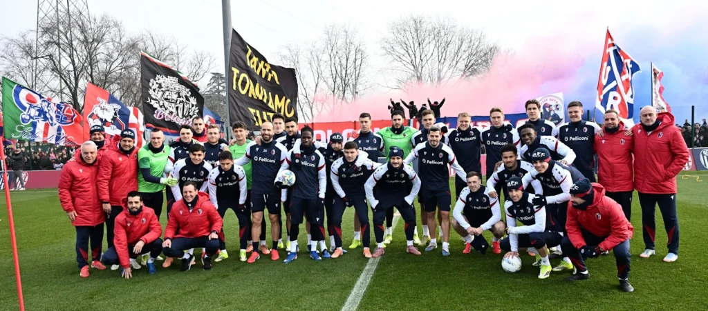 Bologna abbracciato dai tifosi a Casteldebole verso la sfida col Milan, per i rossoblù esercitazioni tecnico-tattiche e torneo in famiglia