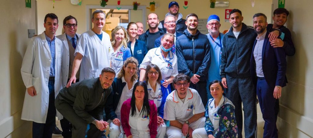 Nuova partnership tra Fondazione Rizzoli e Bologna FC 1909, i giocatori rossoblù in visita ai piccoli pazienti per gli auguri di Pasqua