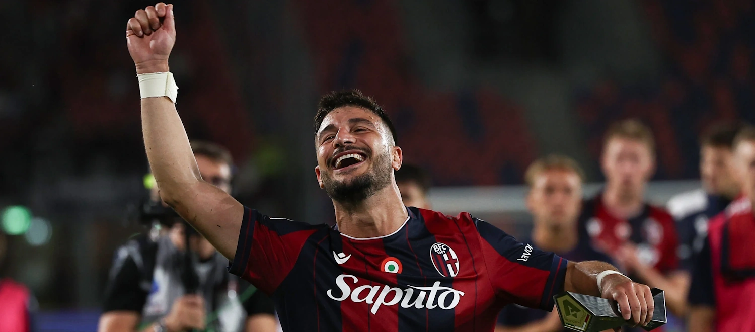Riccardo Orsolini raggiunge le 300 presenze con la maglia del Bologna. E i tifosi lo rincuorano con uno striscione pieno d'affetto