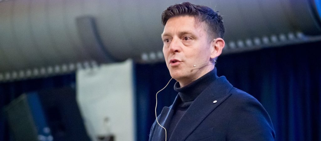 Maxi polemica al termine di Carrarese-Catanzaro, il designatore Rocchi insultato dai tifosi e costretto a lasciare lo stadio scortato