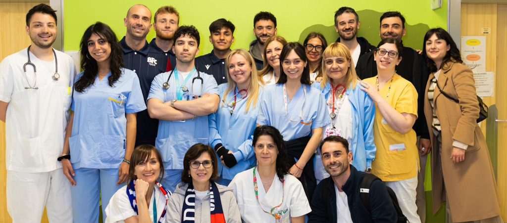 Sorpresa pasquale rossoblù al Sant'Orsola con Bimbo Tu: dolci e regali portati ai piccoli pazienti dai giocatori del Bologna