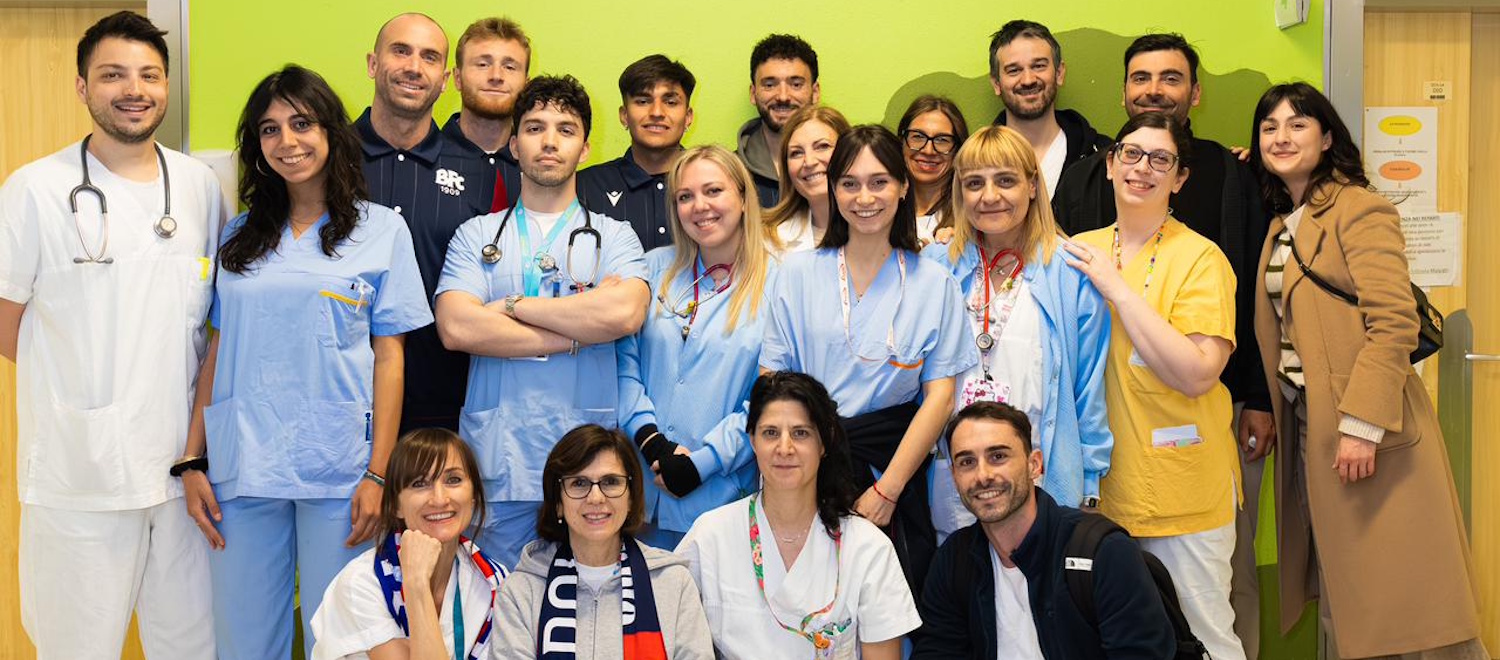 Sorpresa pasquale rossoblù al Sant'Orsola con Bimbo Tu: dolci e regali portati ai piccoli pazienti dai giocatori del Bologna