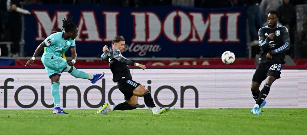 Il Bologna ha sfiorato, l'Aston Villa ha colpito: ecco la differenza con le grandi squadre. Rowe clamoroso, errori gravi sui gol subiti, Italiano fin troppo schietto