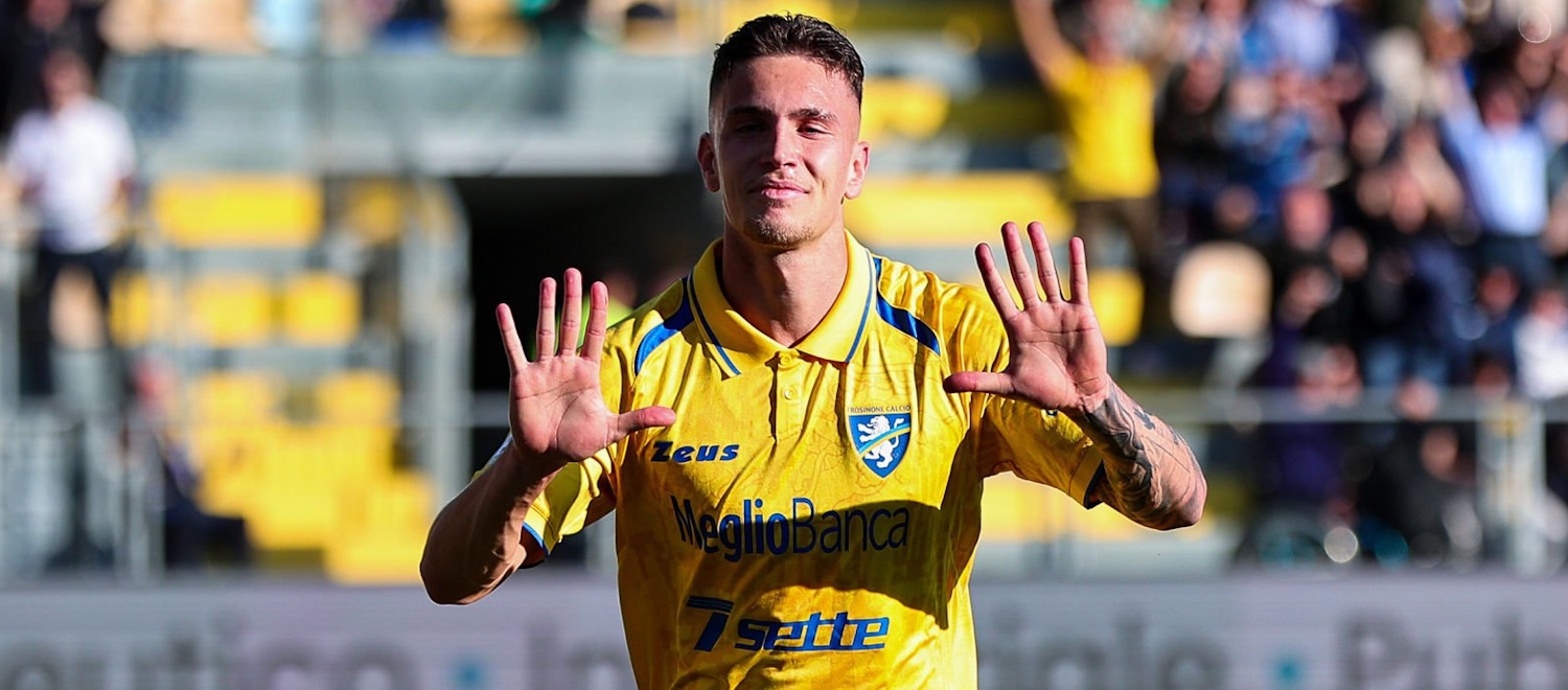 Decimo gol in Serie B col Frosinone per Raimondo, il centravanti classe 2004 del Bologna tornerà alla base in estate