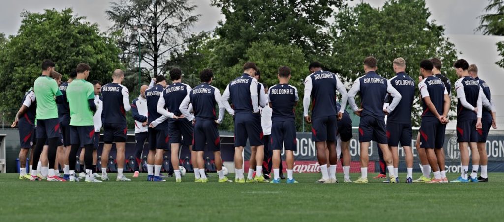 Esercitazioni tattiche e prove di calci piazzati a tre giorni da Napoli-Bologna, terapie per Cambiaghi, Casale e Vitik