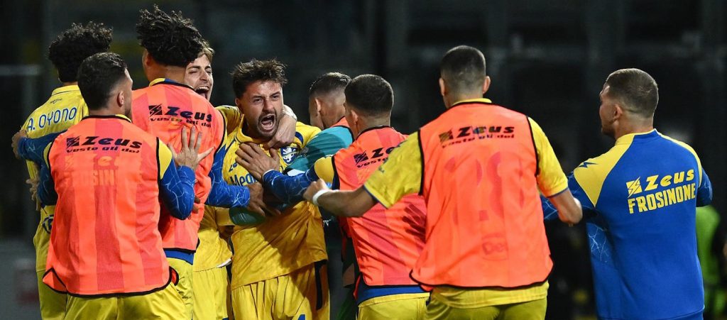 Anche il Frosinone sale in A, Monza e Palermo ai playoff con Catanzaro, Modena, Juve Stabia e Avellino. Reggiana, Spezia e Pescara in C, playout tra Südtirol e Bari