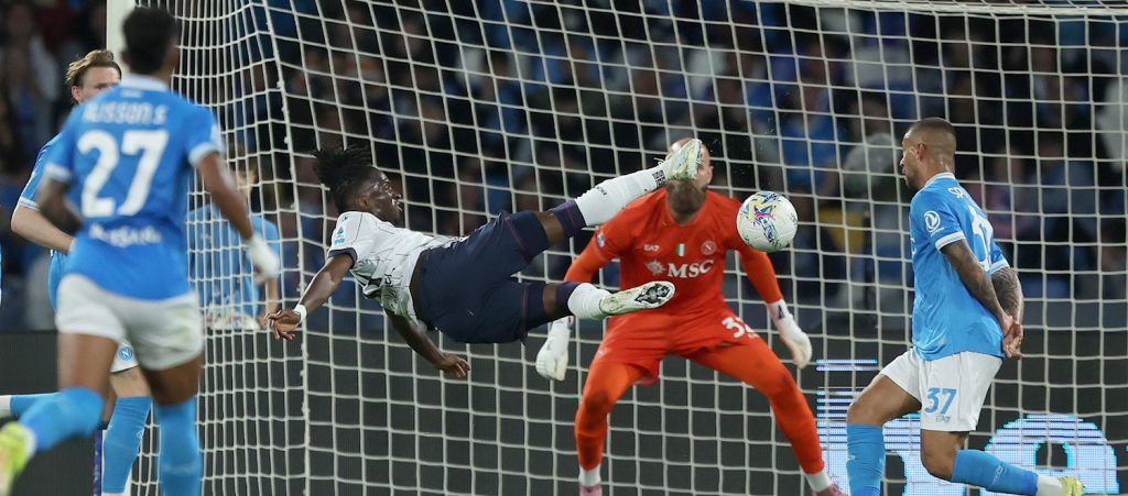 A Napoli il Bologna torna re per una notte: doppio vantaggio, rimonta subita e vittoria al 91', Maradona espugnato 3-2 con Bernardeschi, Orsolini e Rowe