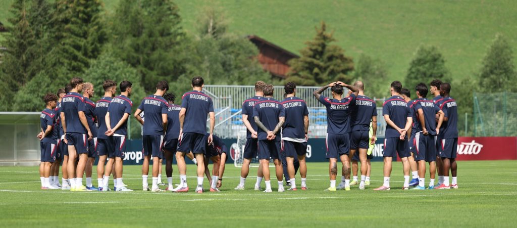 Doppia seduta a Valles: per il Bologna palestra, attivazione atletica ed esercitazioni tecnico-tattiche. Domani alle 16 amichevole con l'Heidenheim