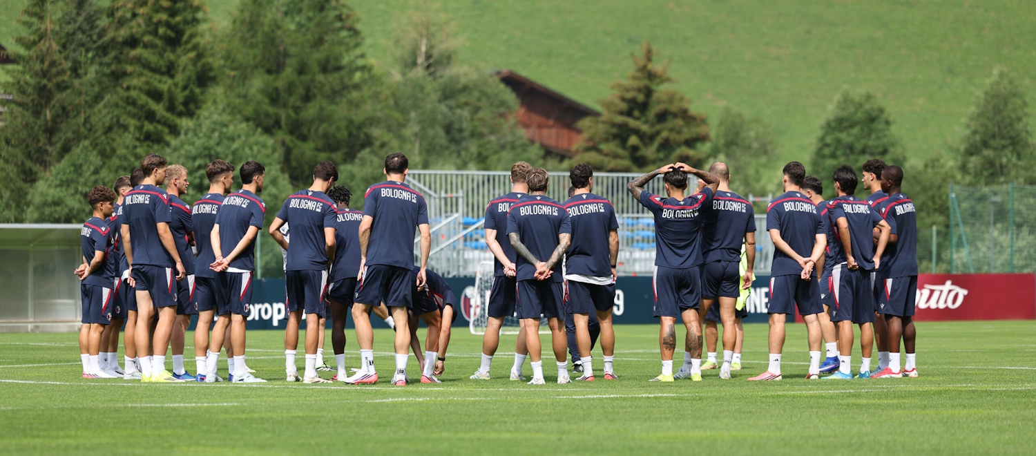 Doppia seduta a Valles: per il Bologna palestra, attivazione atletica ed esercitazioni tecnico-tattiche. Domani alle 16 amichevole con l'Heidenheim
