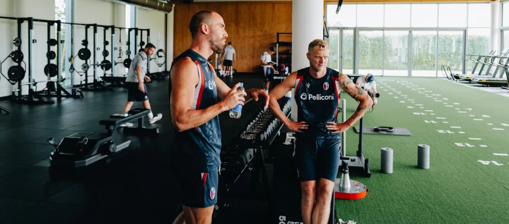 Dopo la cena, il campo: primi test atletici per il Bologna 2026-2027. Lavoro differenziato per Holm e Ravaglia