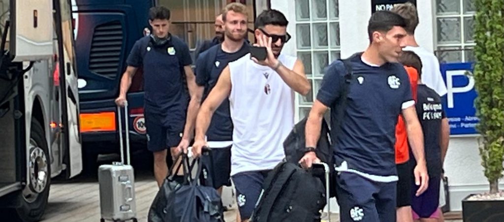Sbarco bagnato per il Bologna a Valles, Tedesco subito in visita al centro sportivo. Domani due allenamenti e conferenza del mister