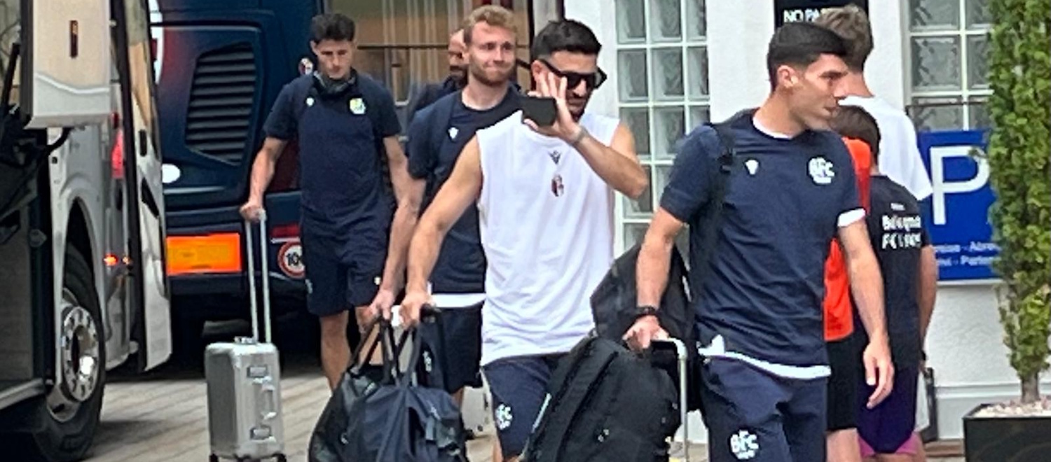 Sbarco bagnato per il Bologna a Valles, Tedesco subito in visita al centro sportivo. Domani due allenamenti e conferenza del mister
