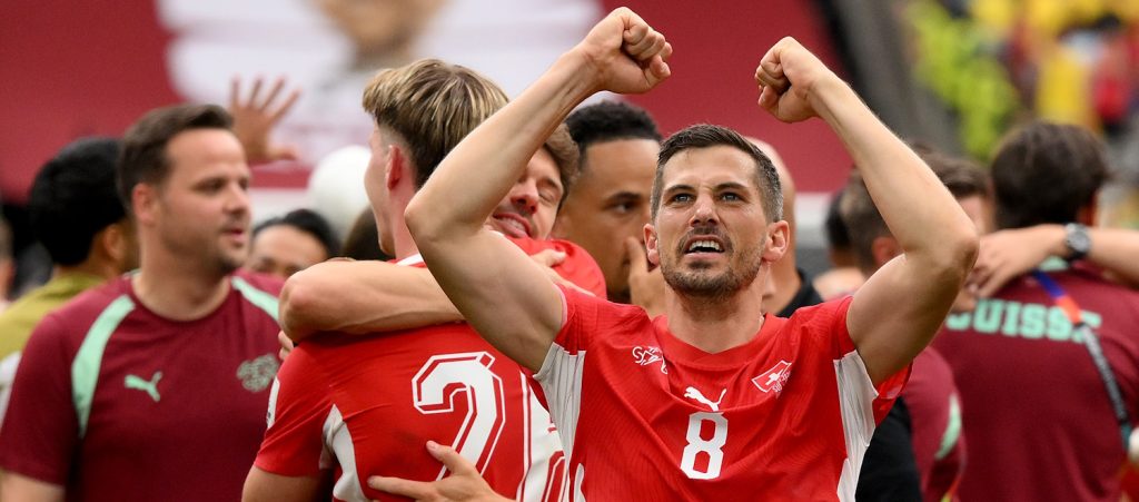 Freuler batte Lucumí nel derby tra rossoblù: noia e rigori a Vancouver, la Svizzera elimina la Colombia dai Mondiali