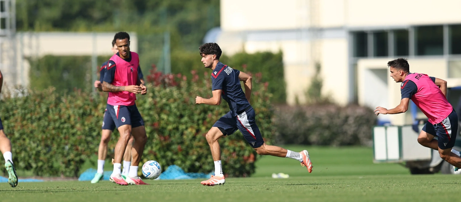 Esercitazioni tecnico-tattiche e prove di calci piazzati in vista di Cagliari-Bologna, terapie e palestra per Orsolini e Piccoli