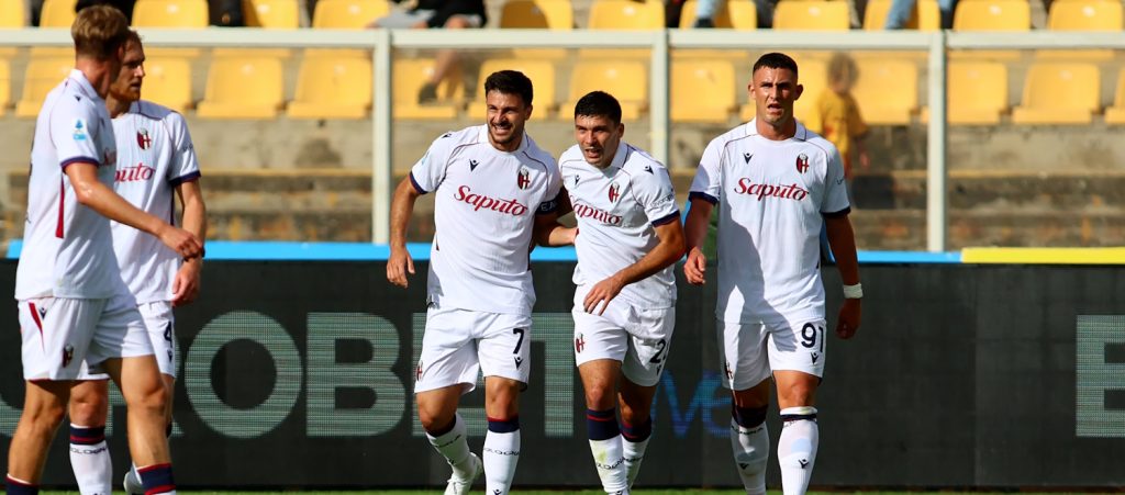 Eurogol di Orsolini, erroraccio di Pessina e sigillo di Enem: a Lecce il Bologna soffre, combatte e vince 2-1, primo successo per i rossoblù
