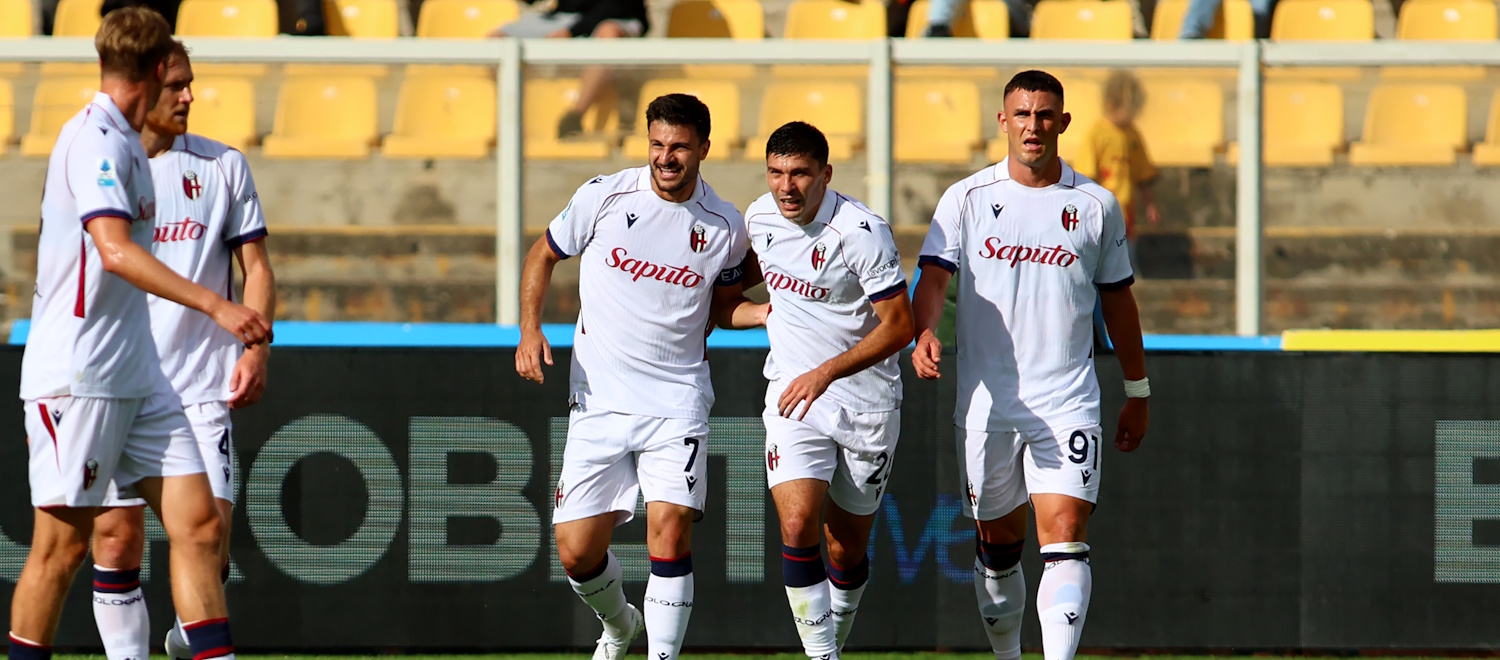 Eurogol di Orsolini, erroraccio di Pessina e sigillo di Enem: a Lecce il Bologna soffre, combatte e vince 2-1, primo successo per i rossoblù